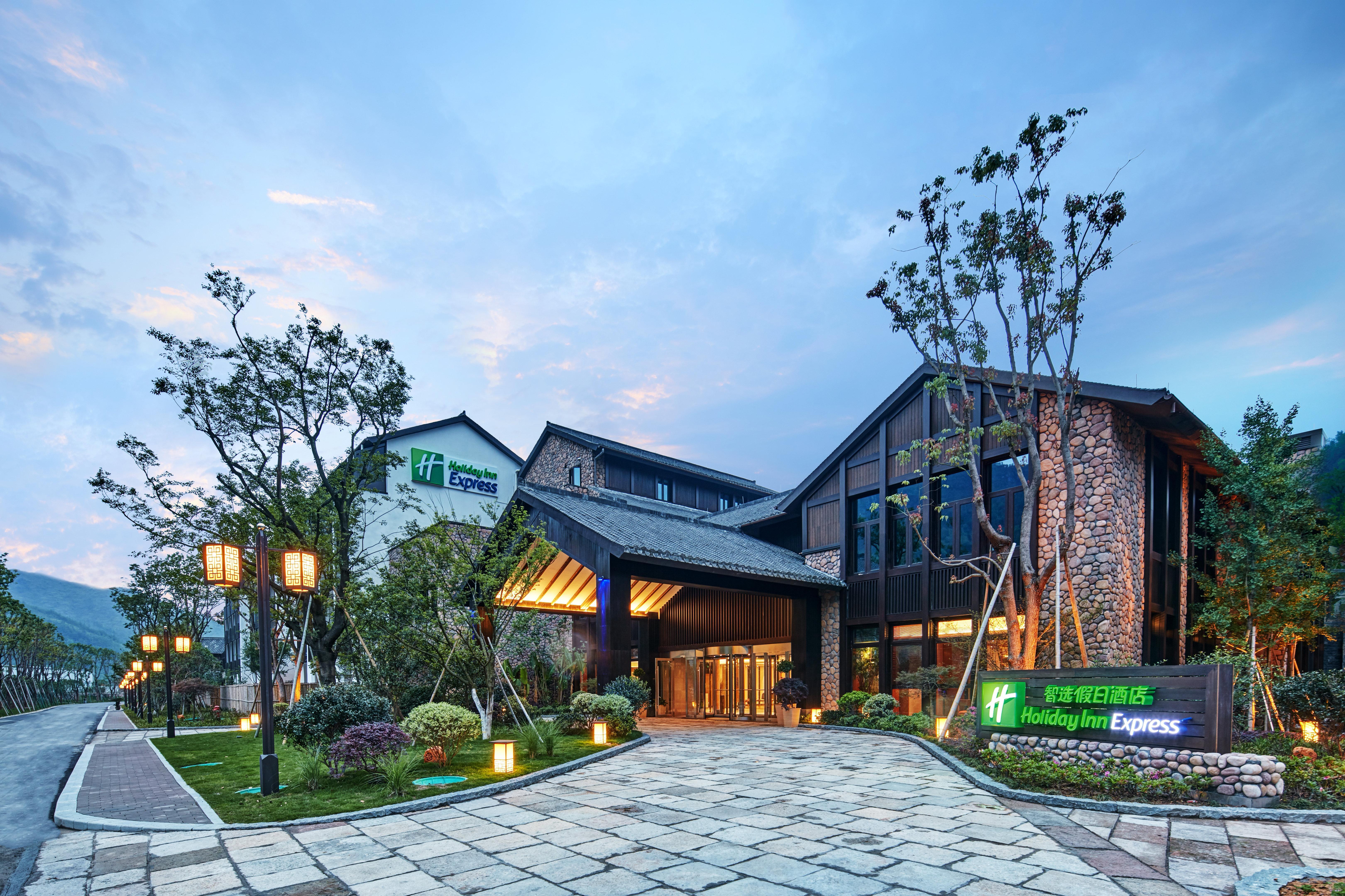 Holiday Inn Express Zhejiang Qianxia Lake By Ihg Qingtian Eksteriør billede